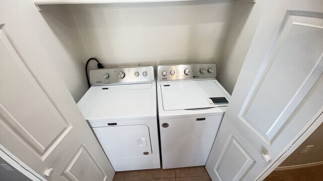 Building Photo - 2 Bedroom 1 Bath Condo in Desirable Chandl...