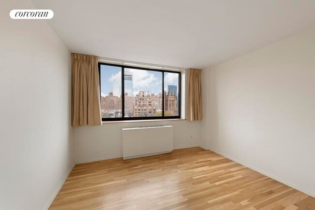 Building Photo - 445 W 19th St