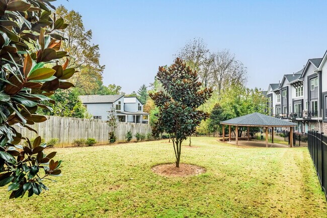 Building Photo - 642 W End Dr