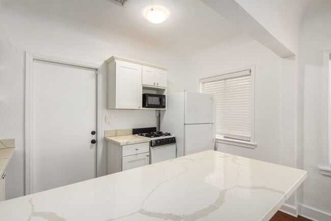 Building Photo - One Bedroom Single Family Home - Garfield District - First Month Free!