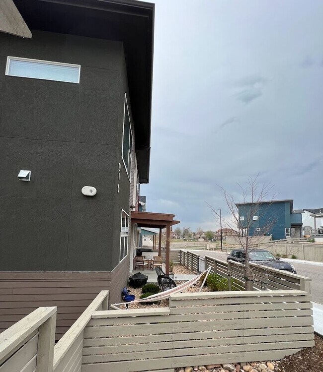 Building Photo - Modern Townhouse in Can't Beat Location - Available 8/1