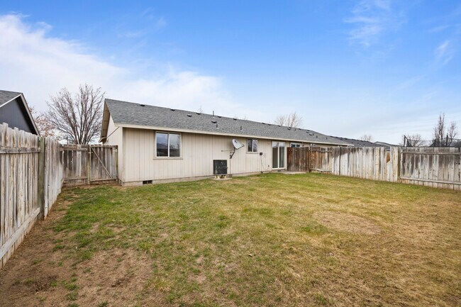 BackyardG - 905 E Ball Ct