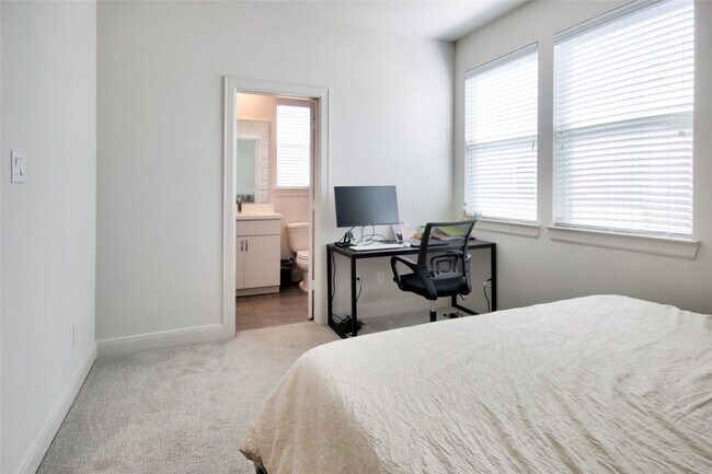 Building Photo - 1909 Maury St