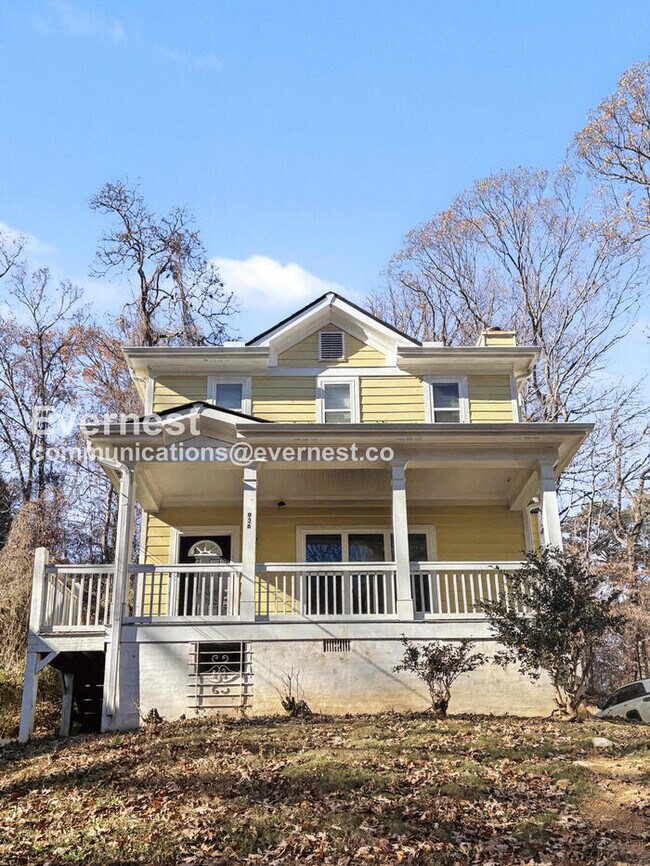 Building Photo - 3 Bed, 2.5 Bath Home with Off-Street Parking / Pet-Friendly / Available Now!