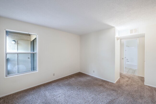 Building Photo - Cozy One-Bedroom at The Reserve