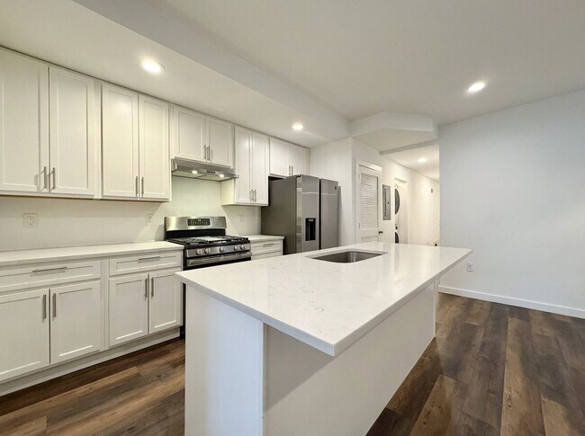 Building Photo - 451 Green Ln