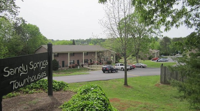 Building Photo - Sandy Springs Townhouses