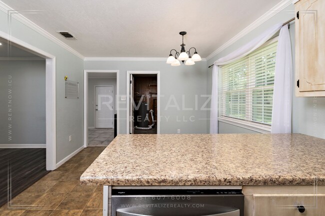 Building Photo - Charming 3 Bedroom/2 Bathroom Home in Sara...
