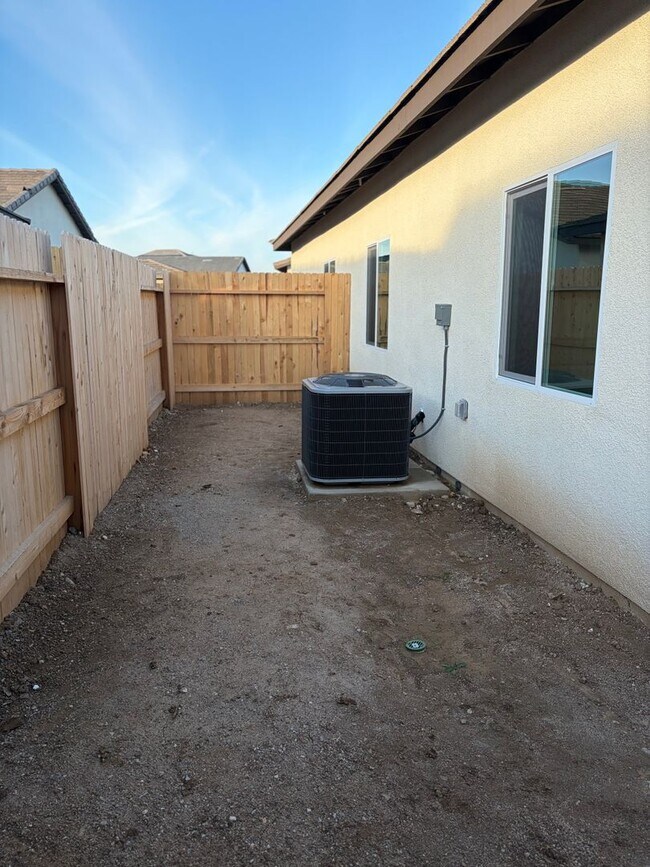 Building Photo - 6010 Cougar Trl