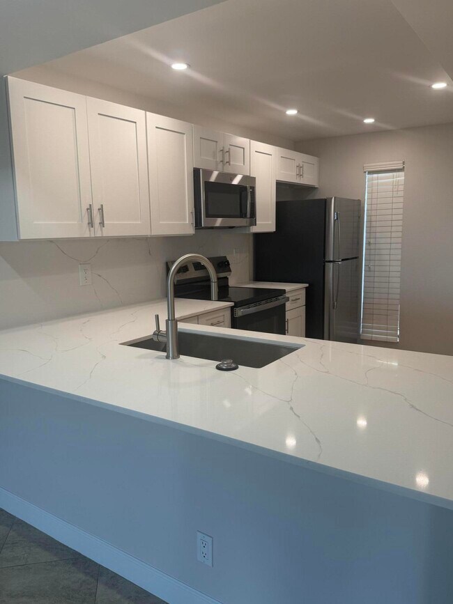 Building Photo - 21 Royal Palm Way