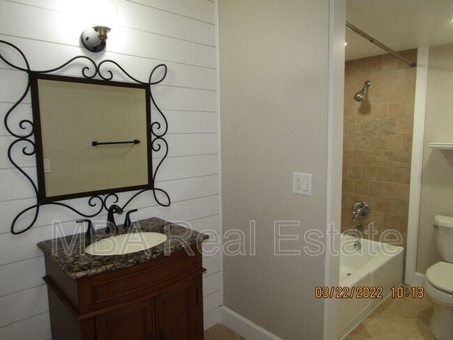 Building Photo - 2802 E Weldon Ave