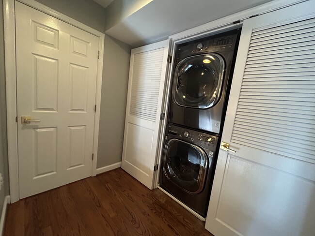 Bedroom-level washer/dryer - 1617 Princess St