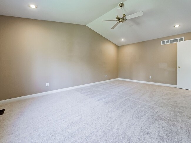 Building Photo - Welcome to this spacious single-family hom...