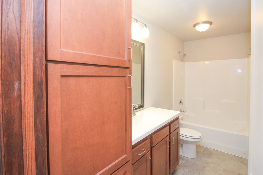 Building Photo - 320 Vernon Dr