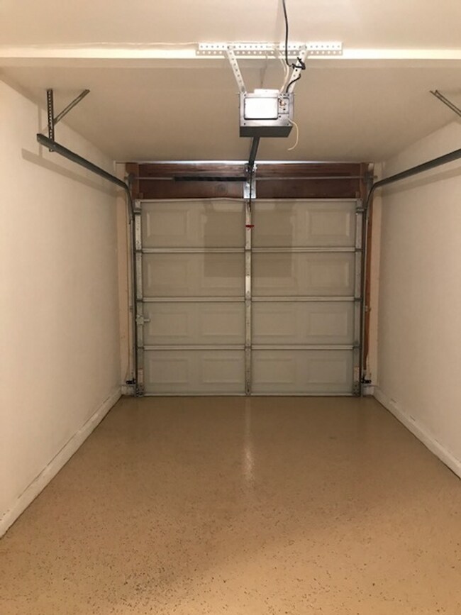 Building Photo - COMING SOON!! 2 Bed 2.5 Bath Apartment in ...