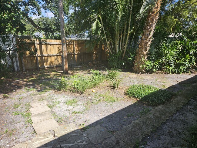 Building Photo - 1560 Robinson Dr N