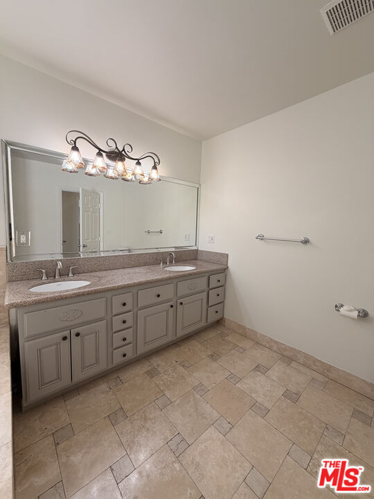 Building Photo - 153 N Hamilton Dr