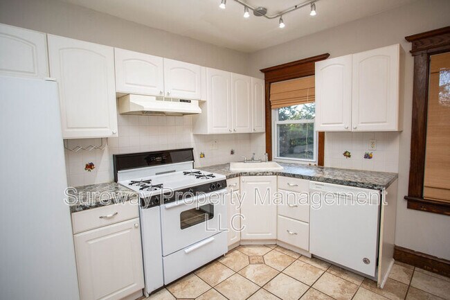 Building Photo - 5753 Rogers Ave