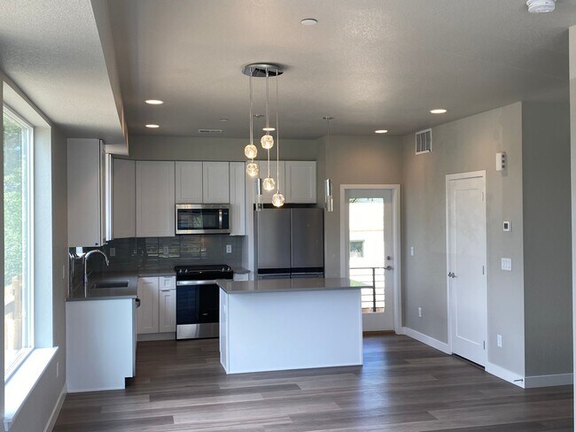 Building Photo - Beautiful End Unit at Overlook Station