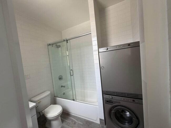 Building Photo - 166 W 72nd St