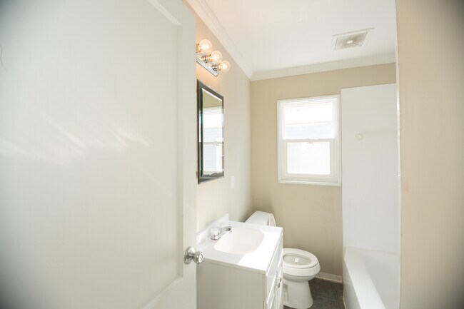 Building Photo - 3 potential 4 bedroom in desirable Beech G...