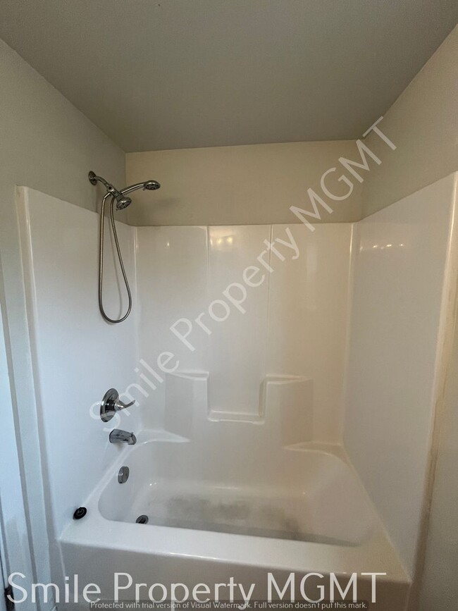 Building Photo - 2 Bedrooms with Garage Parking