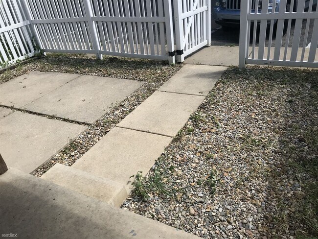 Building Photo - 2 br, 1.5 bath Townhome - Longfellow Townh...