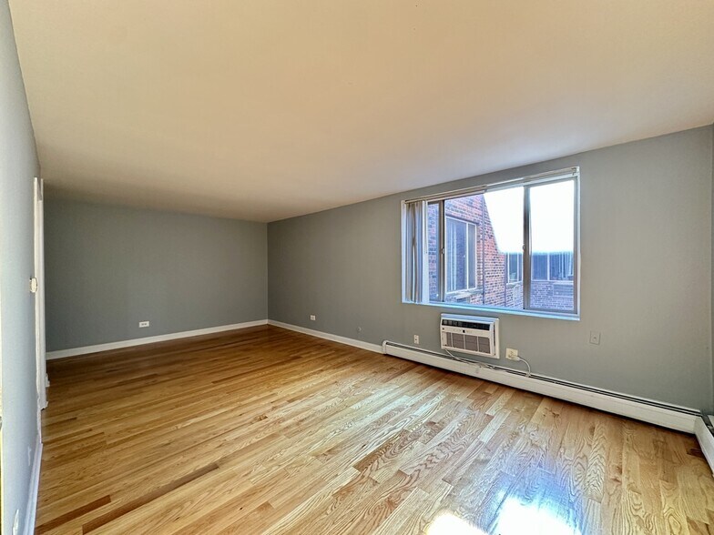 Building Photo - 5820 N Sheridan Rd