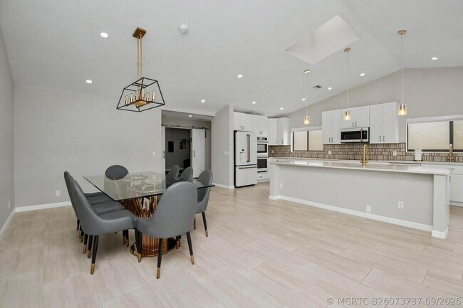 Building Photo - 21460 Laguna Dr