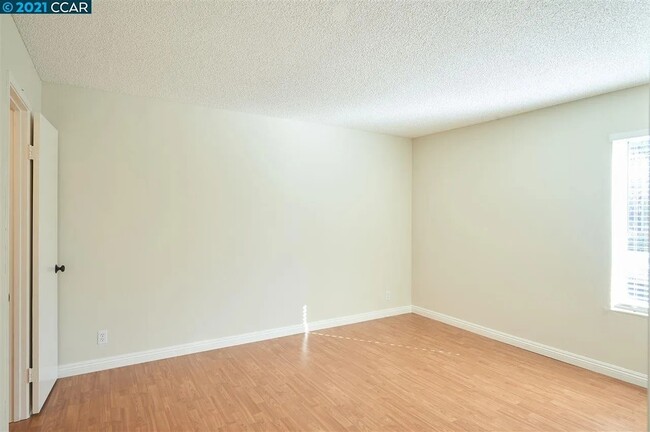 Building Photo - 2728 Oak Rd