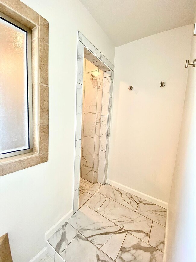 Building Photo - 3 Bedroom 2.5 Bath, 3 Car Garage w/Gorgeous Exterior