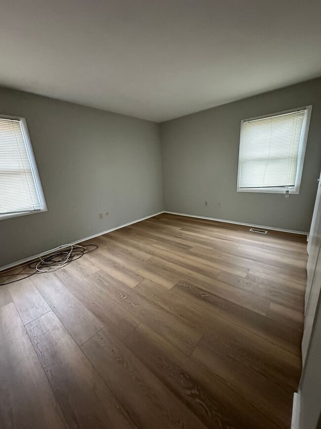 Building Photo - 3 Bedroom 2 Bathroom