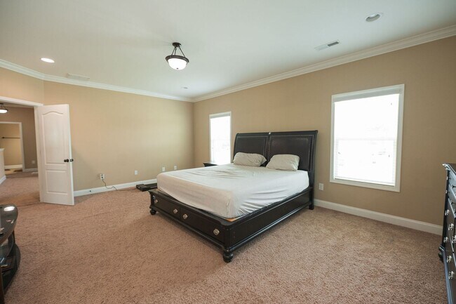 Building Photo - Spacious stunning 5-Bedroom 4 bathroom Home in a Desirable Neighborhood in Summerfield NC