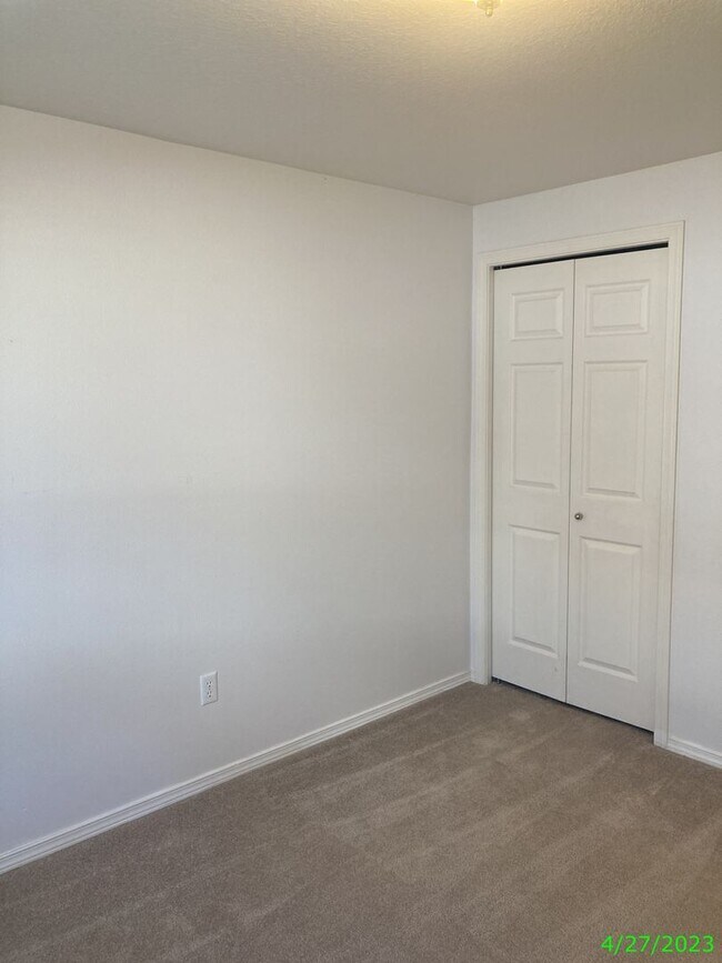 Building Photo - 565 NW Meadows Dr