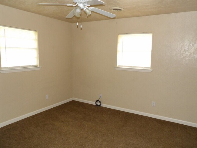 Building Photo - 1033 SE Alta Ln