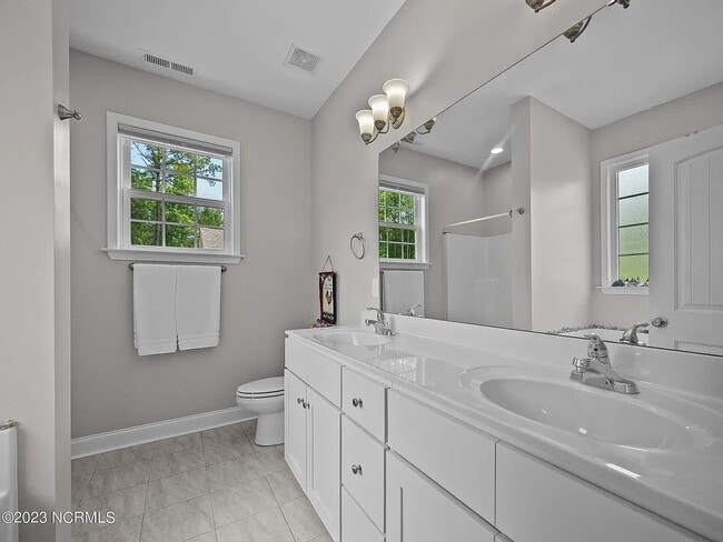 Building Photo - 102 Captains Pointe