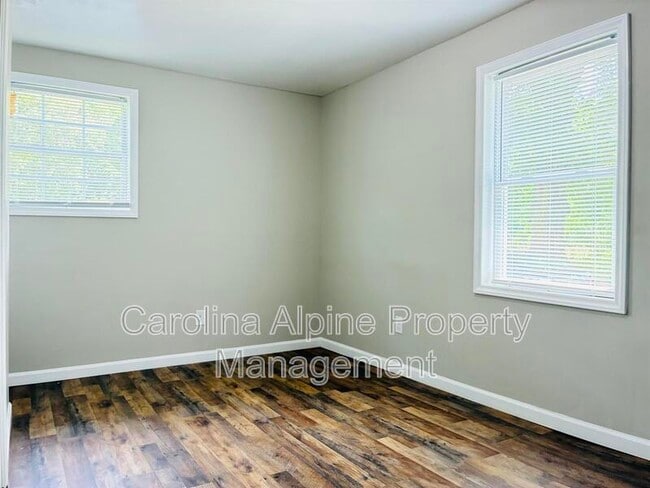 Building Photo - 611 S Mountain St