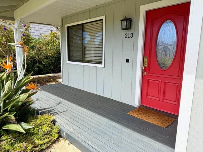 Building Photo - 213 Vía Lantana