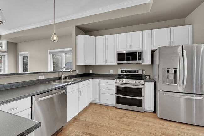 Building Photo - $3,150.00 - 2 Beds, 2.5 Baths, Apartment i...