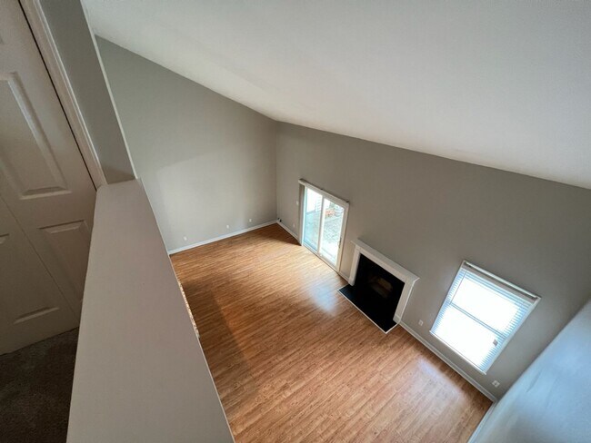 Building Photo - Adorable 3 Bedroom Townhouse w/ 1st Floor ...