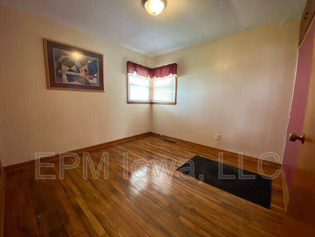 Building Photo - 900 4th Ave