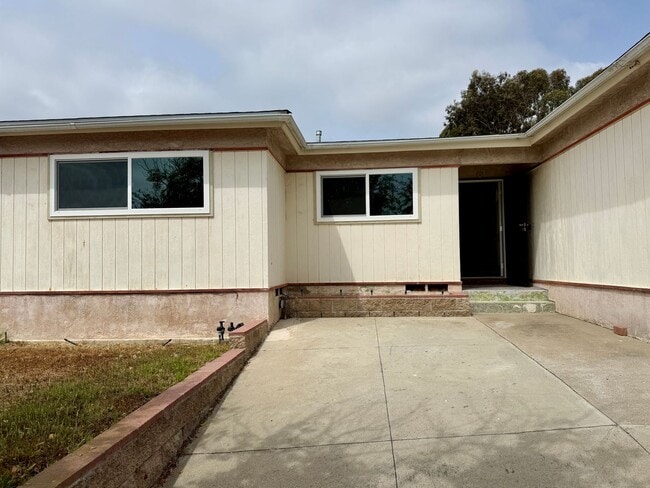 Building Photo - Newly Remodeled Interior 3BD! Enclosed Backyard! AC! Washer and Dryer!