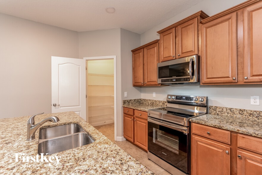 Building Photo - 20241 Merry Oak Ave