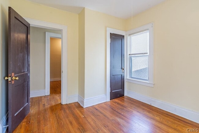 Building Photo - 325 S Midler Ave