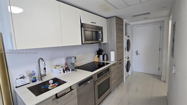 Building Photo - 1300 Brickell Bay Dr