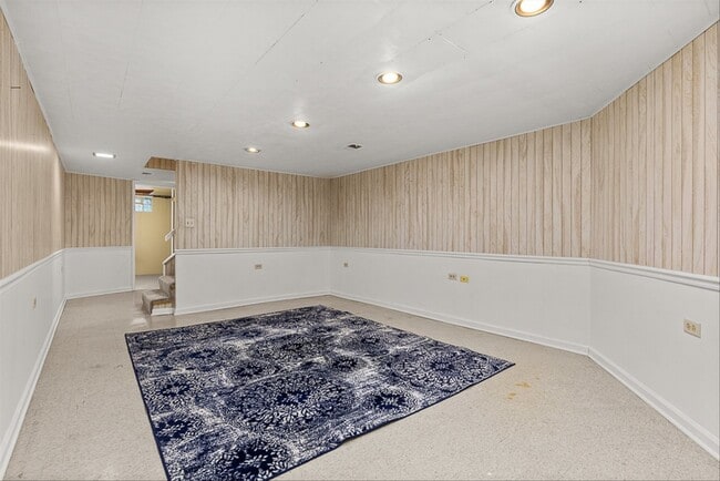 Building Photo - 5631 S Oak St