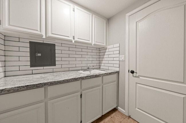 Building Photo - Luxury 4-Bedroom Home with Designer Upgrad...