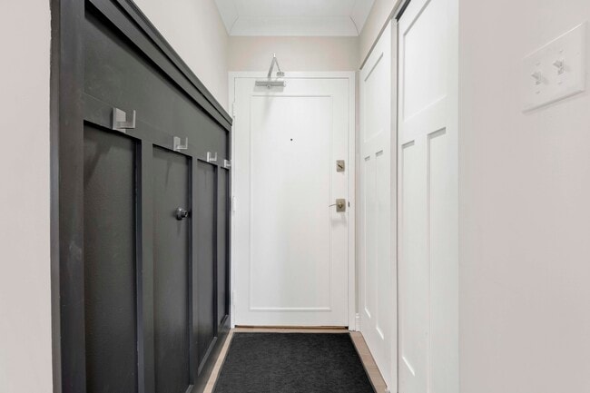 Building Photo - 247 E Chestnut St