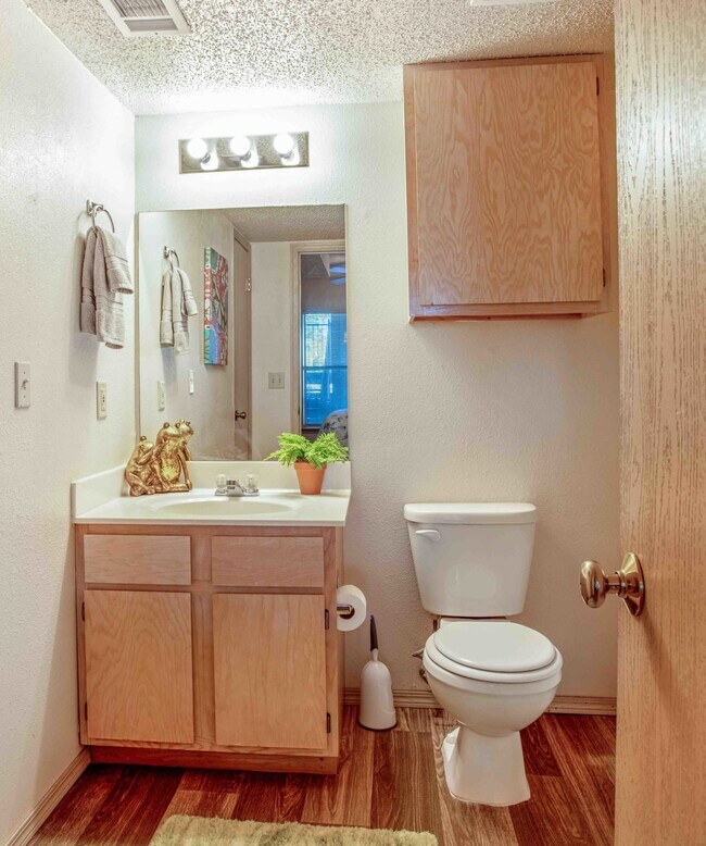 Building Photo - 501 Par Dr