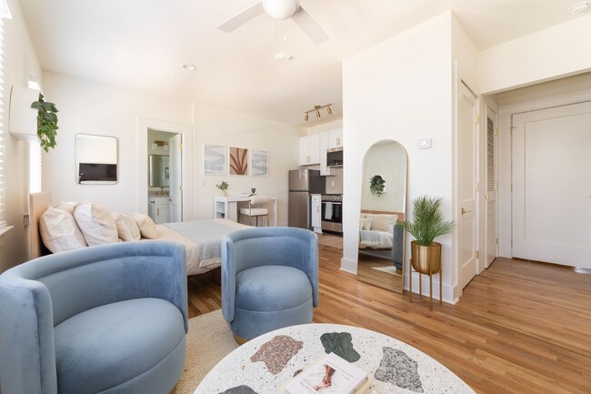 Interior Photo - 449 E. Ponce